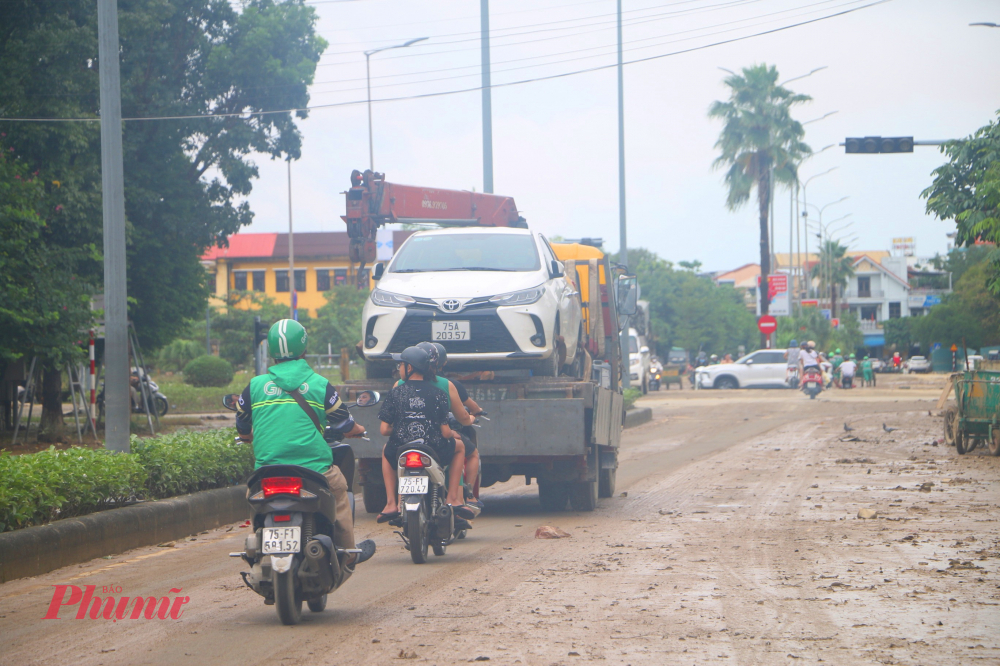 Lũ rút, hàng nghìn tấn rác thải bủa vây khắp TP Huế Tại Trung tâm Thi đấu  thể thao TP Huế lượng bùn non dày gần 0,5m khiến công nhân môi trường rất khó khăn trong việc thu gom bùn non và rác thải