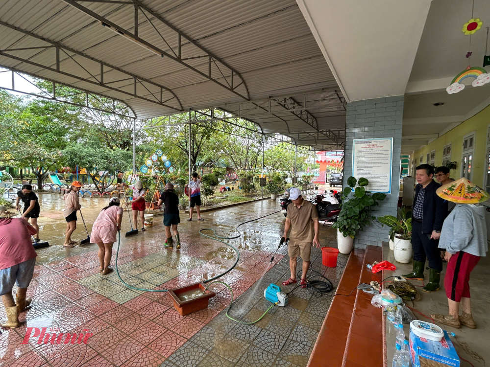 Các đơn vị, trường học bị ngập lụt, sau khi nước rút phải sử dụng lực lượng tại chỗ để dọn vệ sinh môi trường; xây dựng phương án dọn dẹp, vệ sinh trường lớp theo phương châm 'nước rút đến đâu bùn hết đến đó'. Sở đang rà soát, thống kê, đánh giá cụ thể thiệt hại do mưa lũ tại các đơn vị trường học.