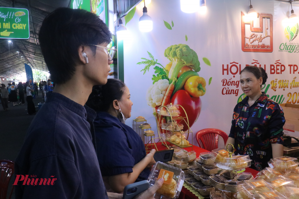 Khách tham quan giao lưu và trò chuyện cùng người giới thiệu sản phẩm tại gian hàng Hội đầu bếp TPHCM - Ảnh: Phương Nhã