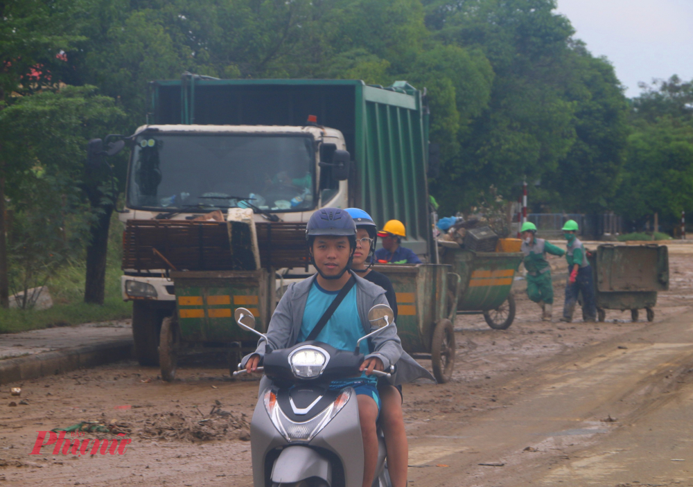 Lũ rút, hàng nghìn tấn rác thải bủa vây khắp TP Huế