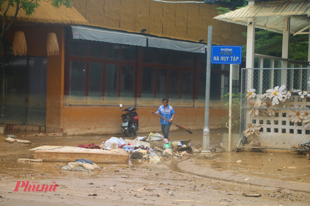 Lũ rút, hàng nghìn tấn rác thải bủa vây khắp TP Huế Theo ghi nhận của phóng viên trong ngày 31/10, tại khắp các khu dân cư, tuyến đường ở Huế, hàng trăm chiến sĩ quân đội, công an, bảo vệ dân phố, công nhân môi trường.... khẩn trương triển khai dọn dẹp vệ sinh môi trường, thu gom rác thải và khơi thông hệ thống thoát nước.
