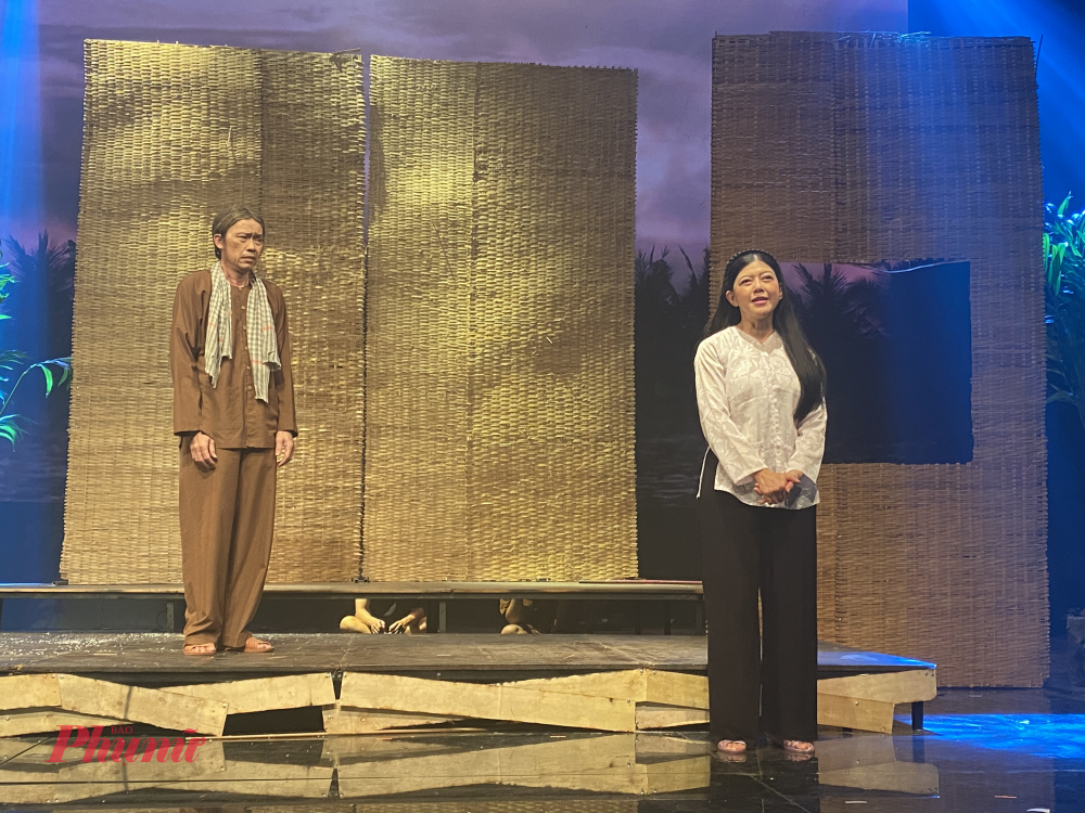 Ở phân cảnh trước, Hồng Trang xuất hiện với hình ảnh người đàn bà vừa trộm xoài vừa buông những lời ngô nghê như một đứa trẻ. Thế nhưng ở phân cảnh sau, cô lại hóa thân thành người phụ nữ tươm tất, gọn gàng, lời nói chuẩn mực, ánh mắt tỉnh táo. Đó là một sự biến hóa tinh tế và thuyết phục, cho thấy khả năng diễn xuất tài tình của nữ diễn viên.