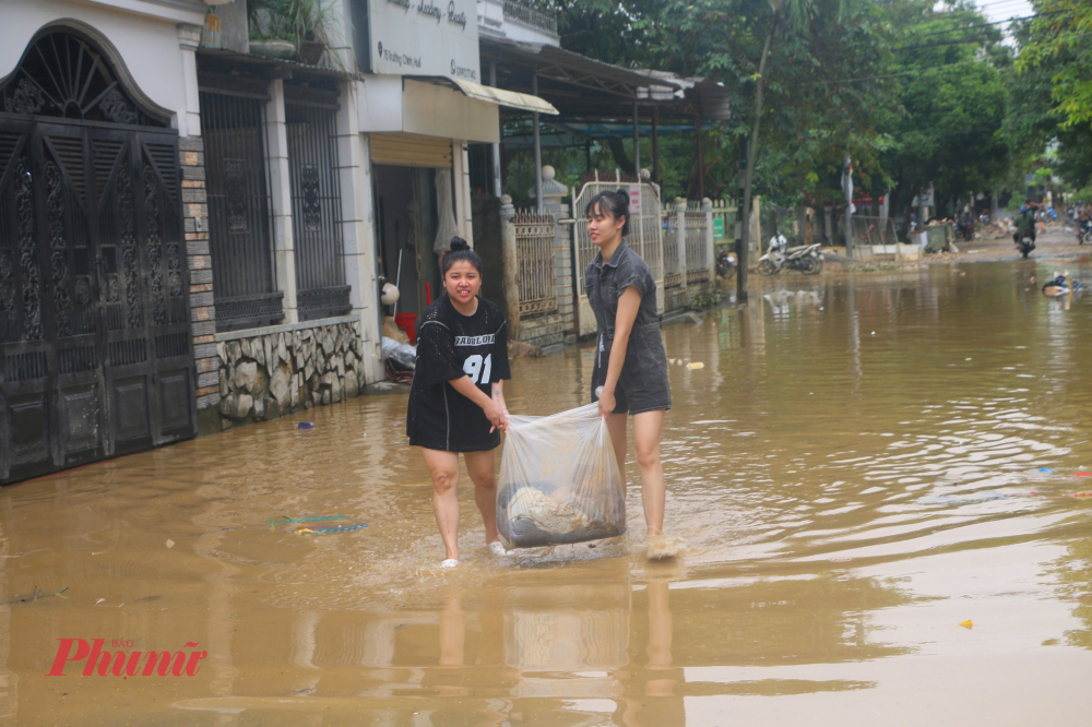 Lũ rút, hàng nghìn tấn rác thải bủa vây khắp TP Huế