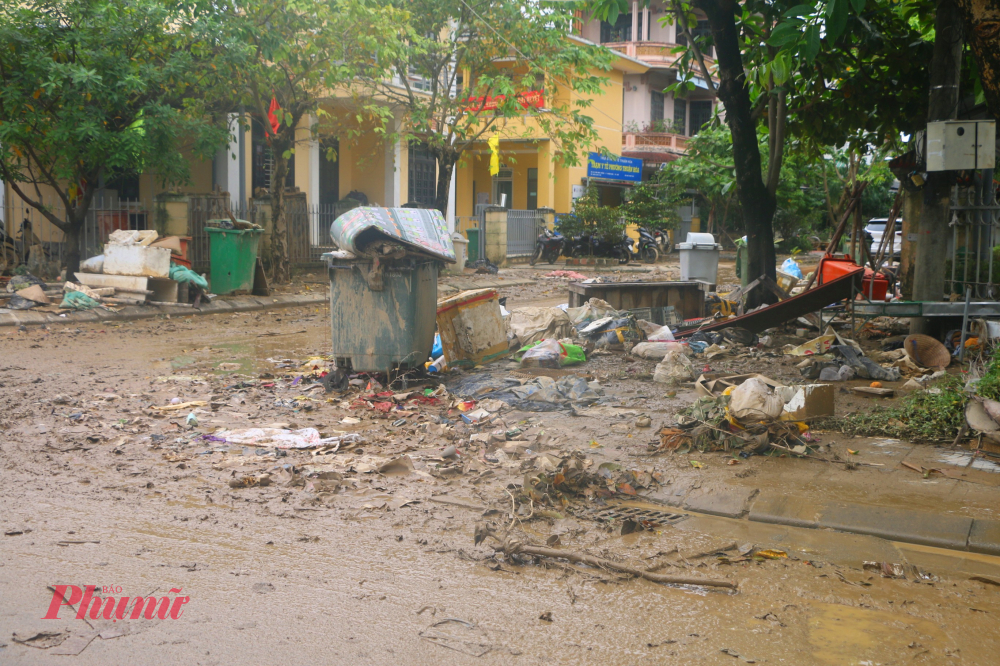 Lũ rút, hàng nghìn tấn rác thải bủa vây khắp TP Huế Theo lãnh đạo Công ty Cổ phần Môi trường và Công trình Đô thị Huế (HEPCO), những ngày qua, căn cứ tình hình thực tế và điều kiện an toàn, lực lượng công nhân của đơn vị thu gom rác thải tại những khu vực nước rút dần.