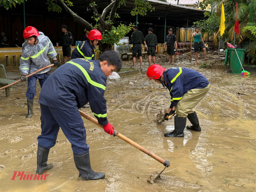 Lũ rút, hàng nghìn tấn rác thải bủa vây khắp TP Huế Ưu tiên các cơ sở giáo dục, bệnh viện, chợ trung tâm thương mại, các công sở nhà nước để