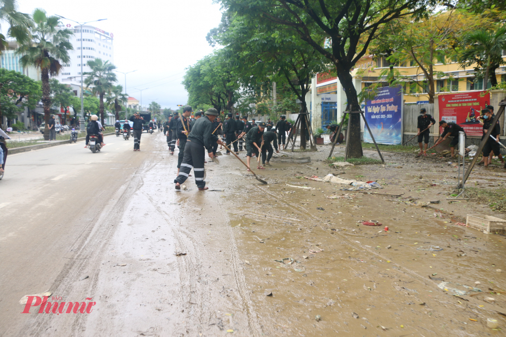 Lũ rút, hàng nghìn tấn rác thải bủa vây khắp TP Huế