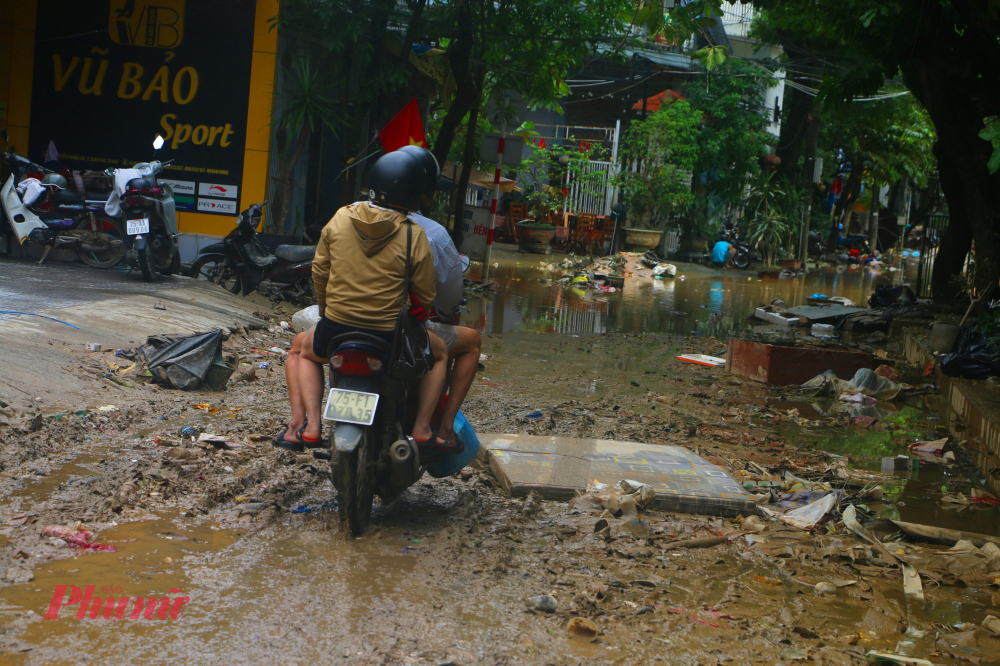 Lũ rút, hàng nghìn tấn rác thải bủa vây khắp TP Huế Việc dọn dẹp được thực hiện theo hình thức cuốn chiếu, nước rút đến đâu, vệ sinh đến đó nhằm khôi phục sản xuất, sinh hoạt, đảm bảo cảnh quan đô thị sau lũ.