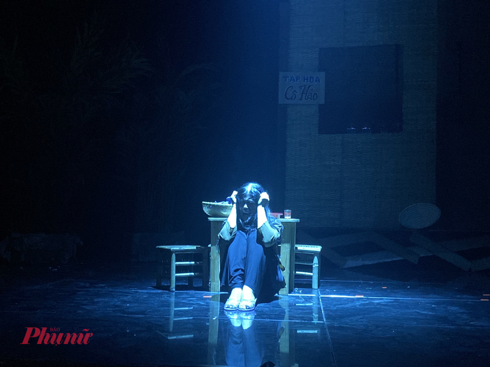 Một phân đoạn đầy xúc động được thể hiện bởi diễn viên Hồng Trang, cũng là khoảnh khắc vở kịch chạm đến tận cùng nỗi đau mất mát của người phụ nữ. Bằng cả hình ảnh lẫn âm thanh, từng tiếng la thất thanh trong đêm tối như xé toạc không gian, biểu trưng cho những đau đớn không thể thốt thành lời. Sự hóa thân dữ dội của Hồng Trang khiến khán giả cảm nhận được “cái điên” của một kiếp người bị đời vùi dập.