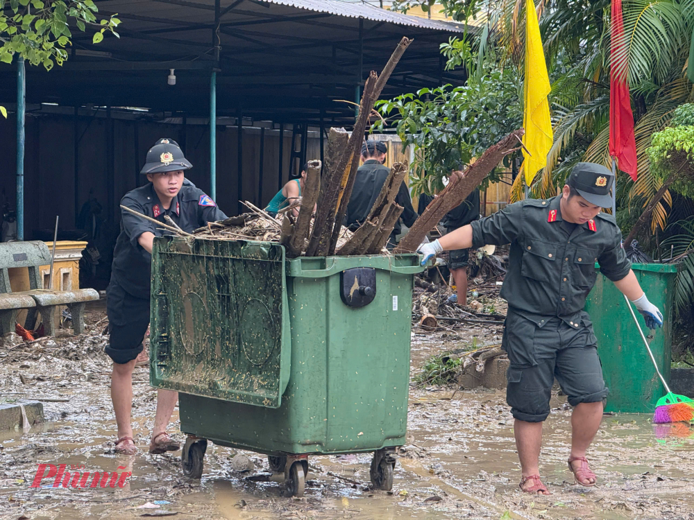 Lũ rút, hàng nghìn tấn rác thải bủa vây khắp TP Huế Quyết tâm của các lực lượng vũ trang là sớm làm sạch thành phố để mọi hoạt động trở lại bình thường