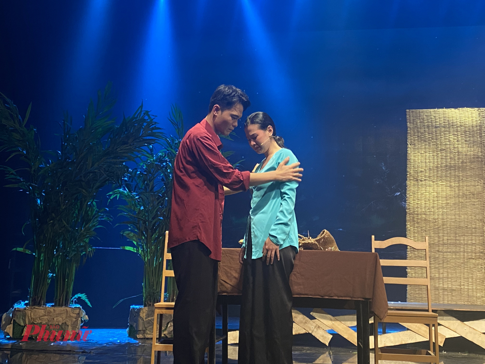 Ở một phân đoạn khác, câu chuyện của Thức và Hoài mở ra một lát cắt khác về tình người. Phân cảnh này gợi ra niềm tin rằng ngay cả trong những lỗi lầm, con người vẫn có thể tìm thấy lối về bằng sự hối cải và thứ tha. Ở đó, “Hiu hiu gió bấc” không đơn thuần là một câu chuyện buồn, mà chính vở kịch còn gieo vào lòng khán giả niềm hy vọng mong manh về tình yêu và lòng trắc ẩn.