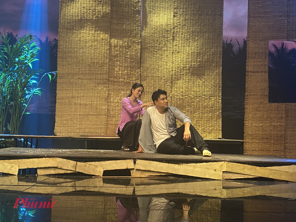 Hảo dành cho Hết một tình cảm âm thầm, tựa như mạch nước ngầm không hiển lộ song vẫn luôn tồn tại. Sự tương tác giữa hai nhân vật trở thành sợi dây cảm xúc xuyên suốt, vừa dịu dàng vừa day dứt. Dù biết Hết vẫn mang bóng hình người cũ, Hảo vẫn lặng lẽ quan tâm, trong khi Hết lại mang nặng nghĩa tình, tự trách mình là nguyên do làm Hoài sảy thai nên chần chừ, không dám tiến về phía Hảo.