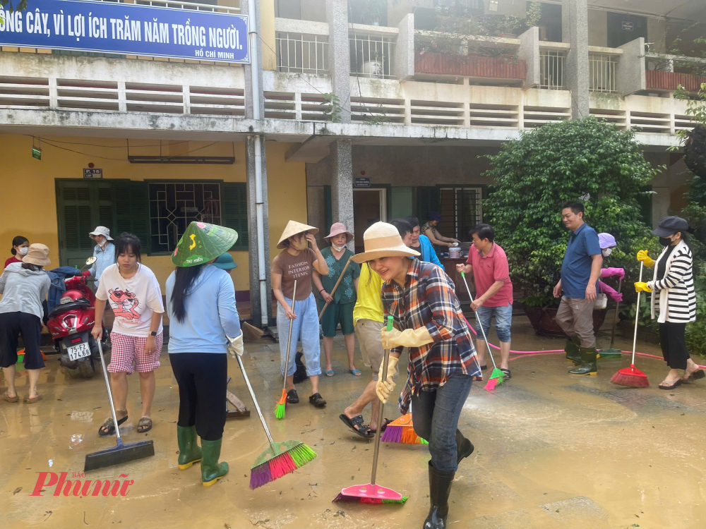 Theo thống kê từ Sở GD-ĐT TP Huế cho biết, ngày 31/10/2025), có trên 100 cơ sở giáo dục có phòng học bị ngập nước, trên 40 cơ sở giáo dục báo cáo thiệt hại lớn về cơ sở vật chất, trang thiết bị dạy học đã báo cáo, như: sập tường rào, 