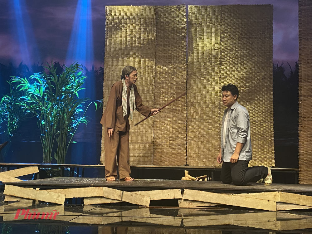 Câu chuyện của gia đình ông Tư khơi dậy dư vị nhân văn sâu sắc về chữ “ơn” và “nghĩa”. Con người vì lòng biết ơn mà chấp nhận đánh đổi cả hạnh phúc riêng. Sức nặng cảm xúc không đến từ vở bi kịch mà ở sự vị tha, khi tình thân và tình người được đặt lên trên mọi thương tổn cá nhân.