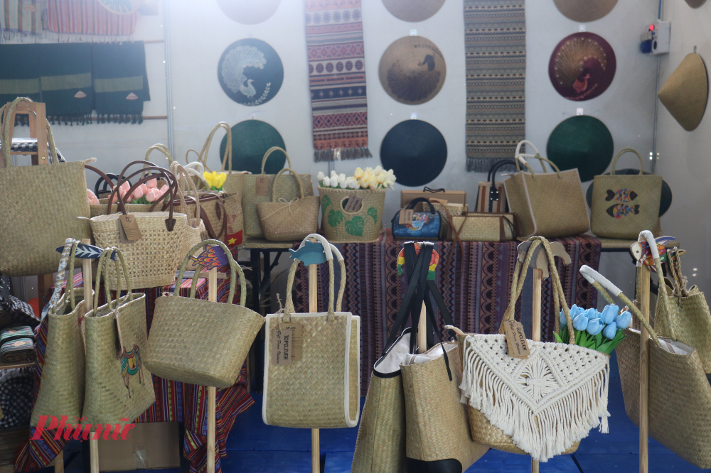 Các sản phẩm làm từ cỏ bàng được trưng bày trong không gian lễ hội - Ảnh: Phương Nhã