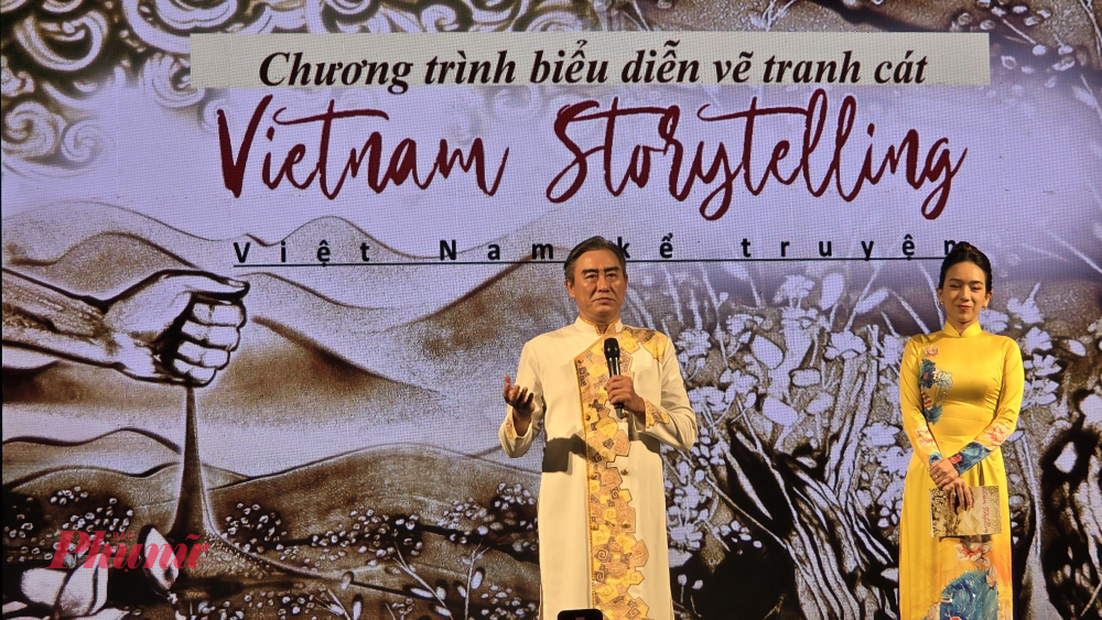 Nghệ sĩ Trí Đức chia sẻ về nghệ thuật tranh cát động - Ảnh: Ngọc Tuyết