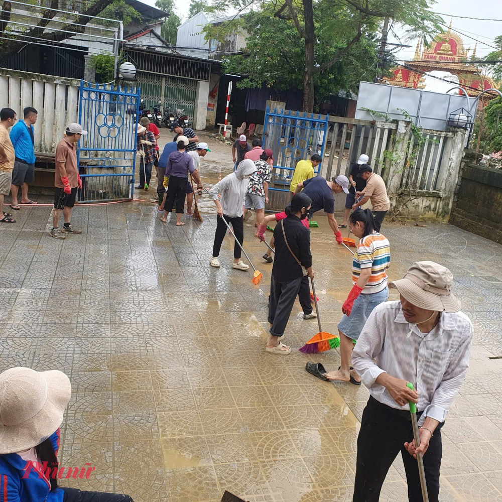 Do liên tiếp ảnh hưởng  hai đợt lũ liên tiếp khiến các thầy cô giáo rất vất vả mới dọn sạch lượng bùn non ở sân trường