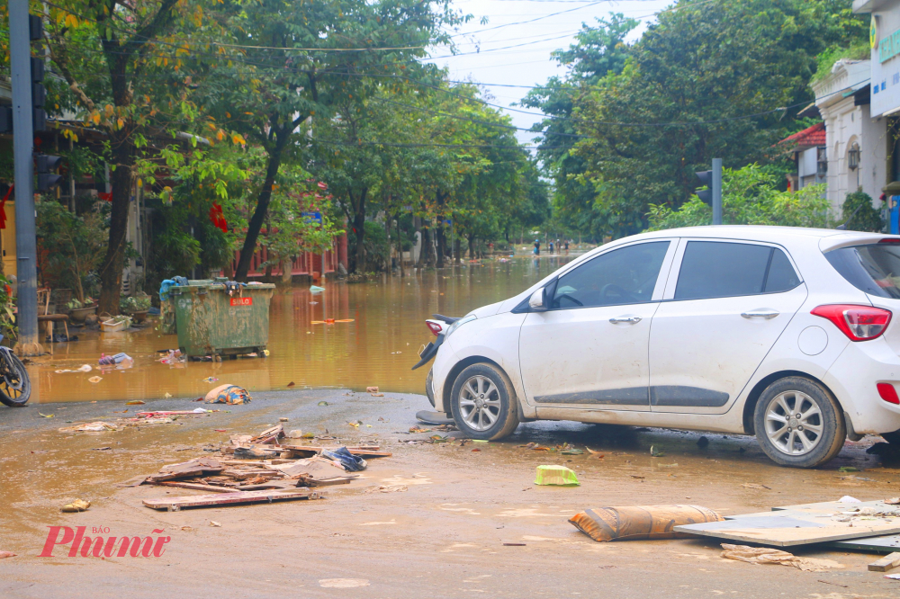 Lũ rút, hàng nghìn tấn rác thải bủa vây khắp TP Huế