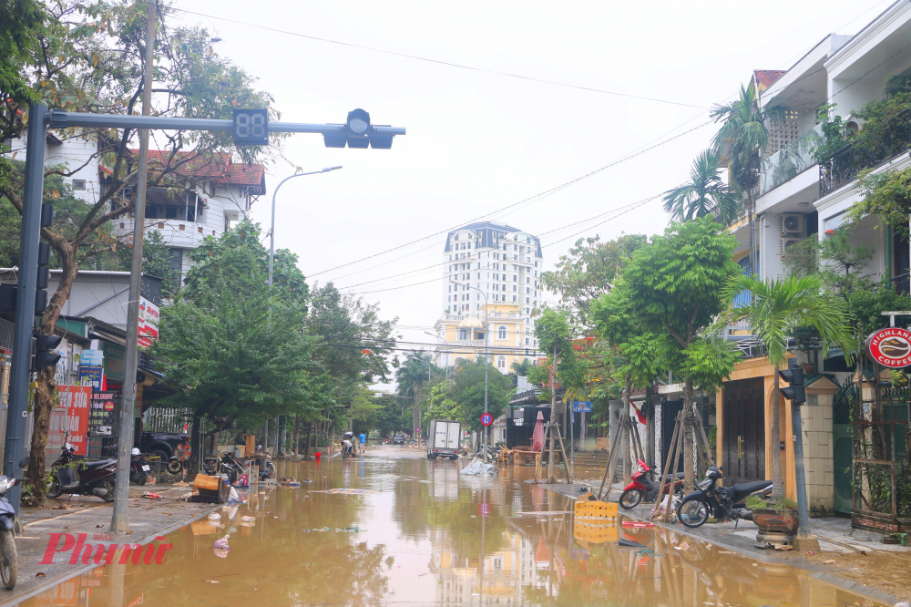 Lũ rút, hàng nghìn tấn rác thải bủa vây khắp TP Huế Theo lãnh đạo Công ty Cổ phần Môi trường và Công trình Đô thị Huế (HEPCO), những ngày qua, căn cứ tình hình thực tế và điều kiện an toàn, lực lượng công nhân của đơn vị thu gom rác thải tại những khu vực nước rút dần.