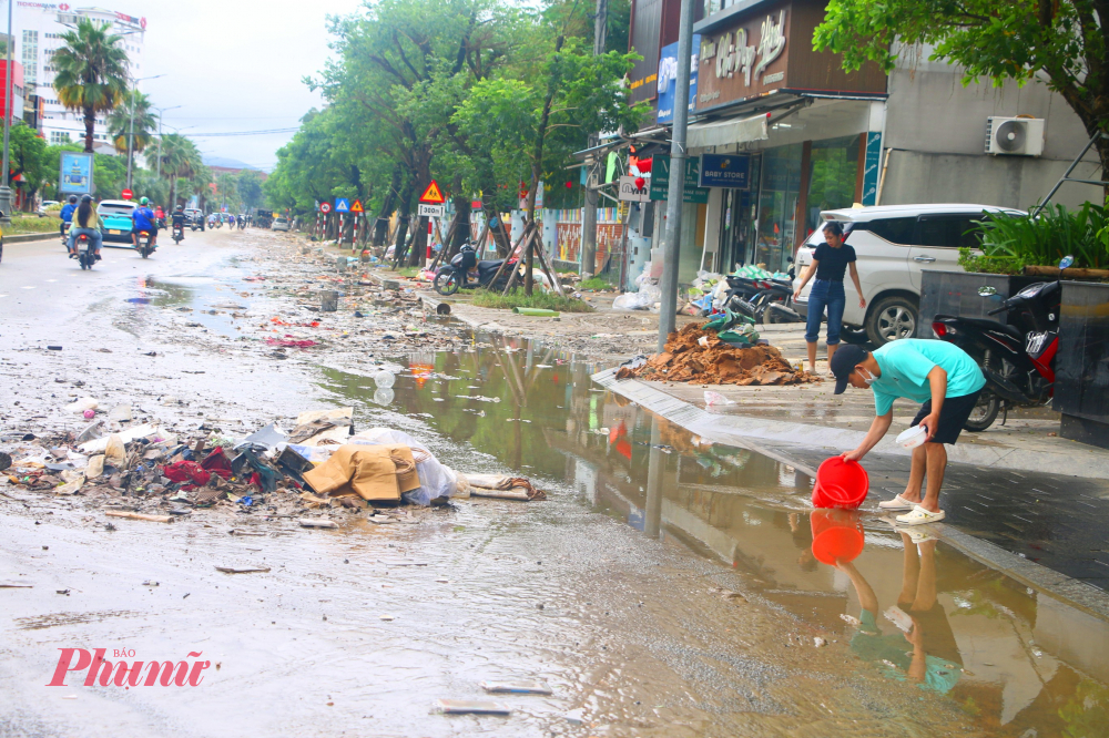 Lũ rút, hàng nghìn tấn rác thải bủa vây khắp TP Huế Ông Nguyễn Thanh Bình- Phó Chủ tịch Thường trực UBND TP Huế cho hay, việc khắc phục hậu quả sau mưa lũ cần triển khai đồng bộ, quyết liệt, vừa đảm bảo vệ sinh môi trường, vừa góp phần phục hồi nhanh các hoạt động kinh tế, xã hội của thành phố. 'Tinh thần chung của lãnh đạo thành phố là huy động tối đa lực lượng, phương tiện và sự vào cuộc của toàn hệ thống chính trị để nhanh chóng phục hồi sau mưa lũ, quyết tâm vừa khắc phục hậu quả thiên tai, vừa ổn định sản xuất, sinh hoạt cho người dân', ông Bình nói.