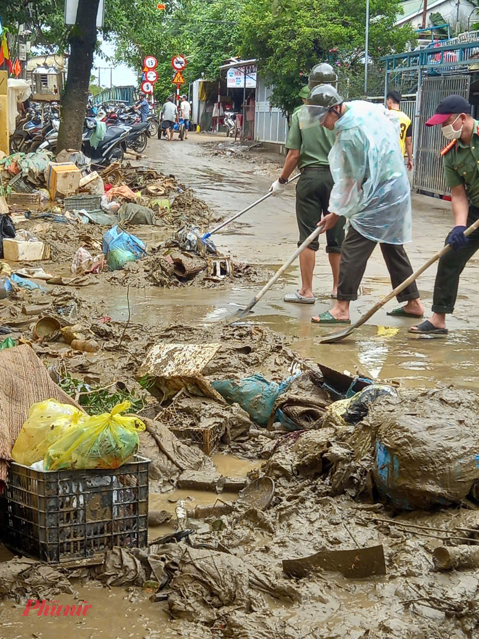 Lũ rút, hàng nghìn tấn rác thải bủa vây khắp TP Huế Theo ghi nhận của phóng viên trong ngày 31/10, tại khắp các khu dân cư, tuyến đường ở Huế, hàng trăm chiến sĩ quân đội, công an, bảo vệ dân phố, công nhân môi trường