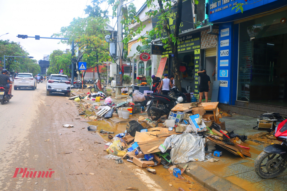 Lũ rút, hàng nghìn tấn rác thải bủa vây khắp TP Huế Công tác được thực hiện theo hình thức cuốn chiếu ưu tiên các khu vực trung tâm, chợ, trường học, bệnh viện. Khi nước dâng lên lại thì tạm dừng.