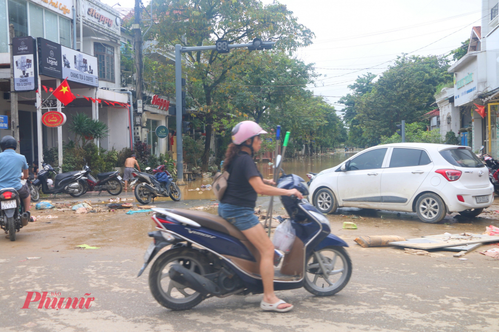 Lũ rút, hàng nghìn tấn rác thải bủa vây khắp TP Huế