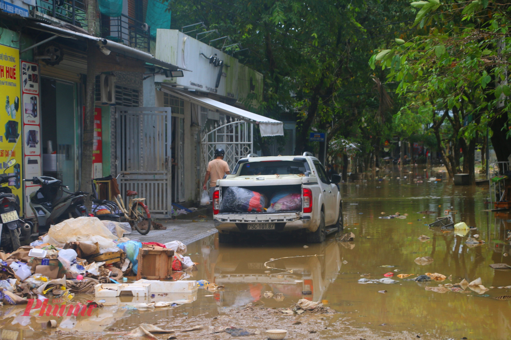 Lũ rút, hàng nghìn tấn rác thải bủa vây khắp TP Huế Việc khơi thông cống rãnh và rửa sạch bùn đất trên các tuyến đường, khu dân cư đang được người dân tích cực tham gia