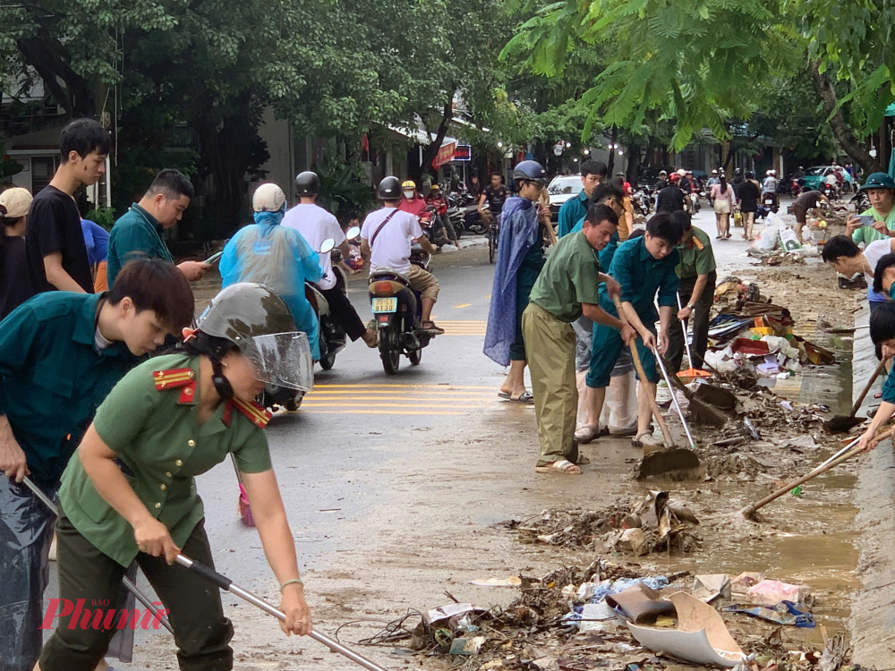 Lũ rút, hàng nghìn tấn rác thải bủa vây khắp TP Huế Tại các điểm hỗ trợ, cán bộ, chiến sĩ không quản ngại khó khăn, bùn đất, liên tục làm việc trong điều kiện thời tiết ẩm ướt để thu gom rác, bùn đất, khơi thông cống rãnh, vệ sinh môi trường, đảm bảo an toàn và góp phần trả lại diện mạo sạch đẹp cho thành phố sau thiên tai.