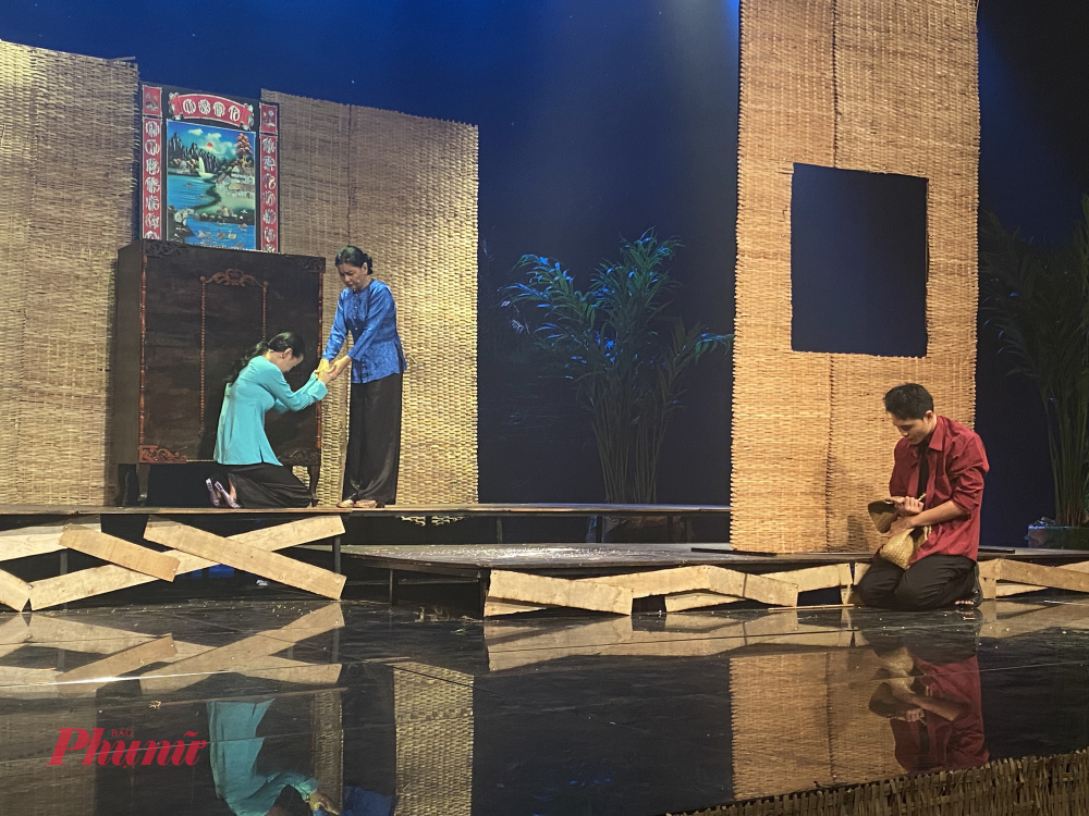 Không chỉ là một vở kịch, Hiu hiu gió bấc còn mở ra bức tranh sống động về những mảnh đời lam lũ và những giằng xé tâm lý nơi vùng quê nghèo. Vì muốn người thân được bình yên, họ lần lượt chọn hi sinh chính hạnh phúc của mình. Những toan tính, nghĩa tình và lỗi lầm đan xen khiến số phận của những con người ở xóm nghèo càng thêm bấp bênh trước tình yêu và trách nhiệm.