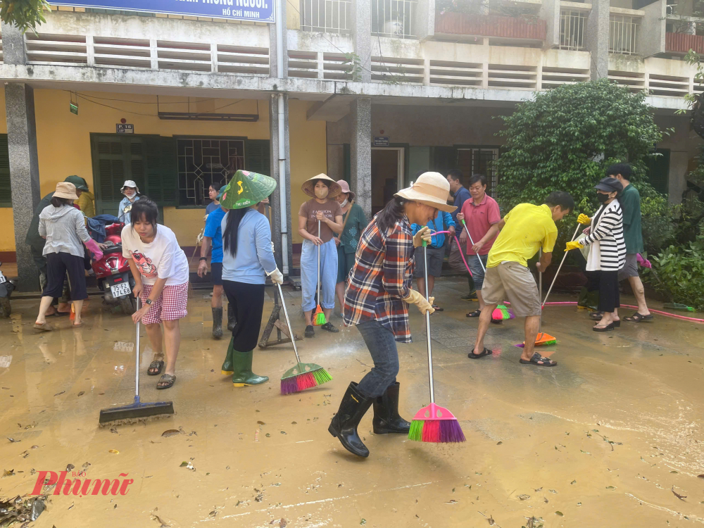 Nhiều cô thầy ở vùng rốn lũ, dù nhà cửa còn bề bộn, ngổn ngang sau lũ nhưng các thầy cô sắp xếp việc gai đình cùng nhau đến trường dọn sạch sân trường, phòng học, dụng cụ học tập của  học sinh