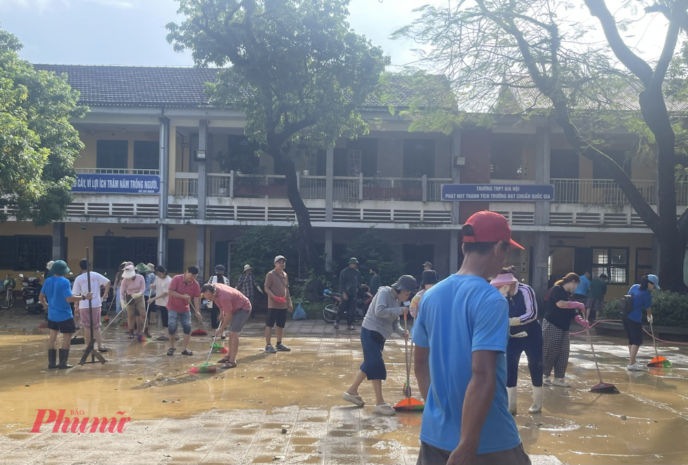 Ngày 31/10 tranh thủ lũ nước lũ đang rút dần, hàng nghìn thầy cô vùng lũ TP Huế đã đến trường  dọn dẹp vệ sinh bùn non