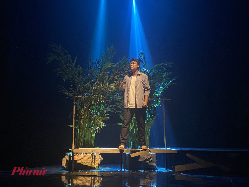 Cảnh Hết gọi thất thanh “Hảo, Hảo ơi!” ở cuối vở như một cao trào cảm xúc khắc họa nỗi day dứt, nuối tiếc và khẳng định tình cảm chưa trọn vẹn giữa hai nhân vật. Tiếng gọi vang vọng xen lẫn trong tiếng gió bấc như dư âm chưa lời hồi đáp, mở ra một kết mở đầy ám ảnh, rằng giữa dòng đời nghiệt ngã, liệu Hảo và Hết có thể tìm đến với nhau hay sẽ mãi là những kẻ lỡ làng trong chính tình yêu của mình.