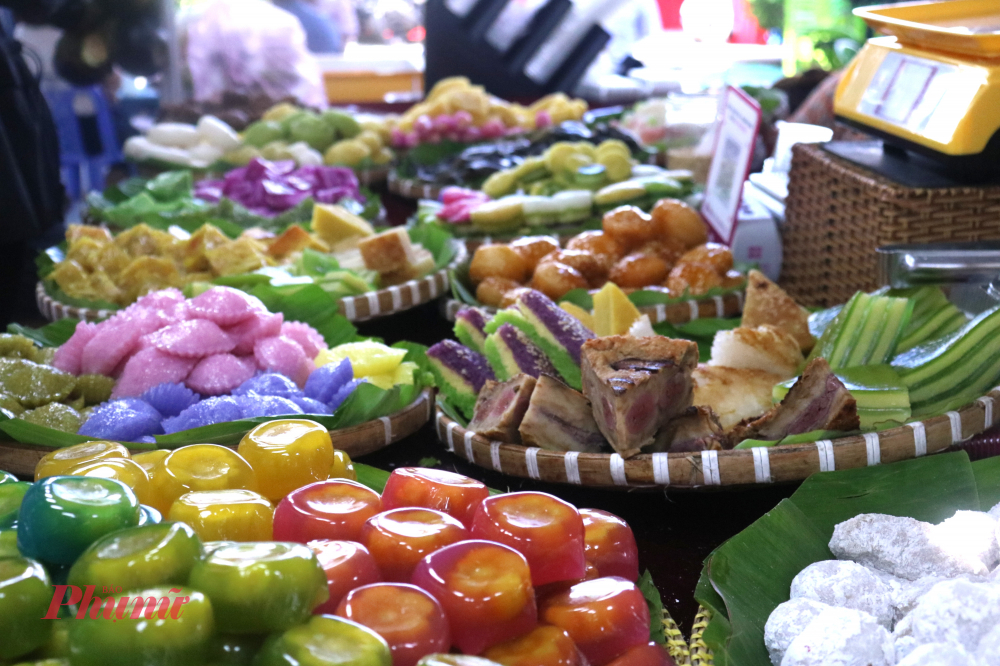 Gian hàng các loại bánh dân gian nổi bật vì sự đa dạng và nhiều màu sắc - Ảnh: Phương Nhã