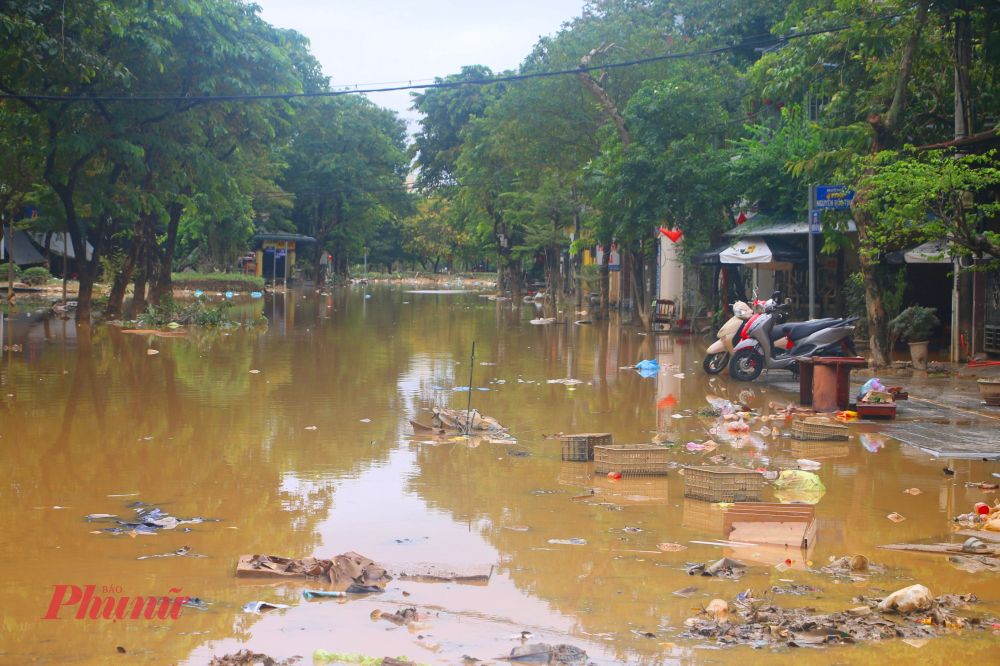 Lũ rút, hàng nghìn tấn rác thải bủa vây khắp TP Huế