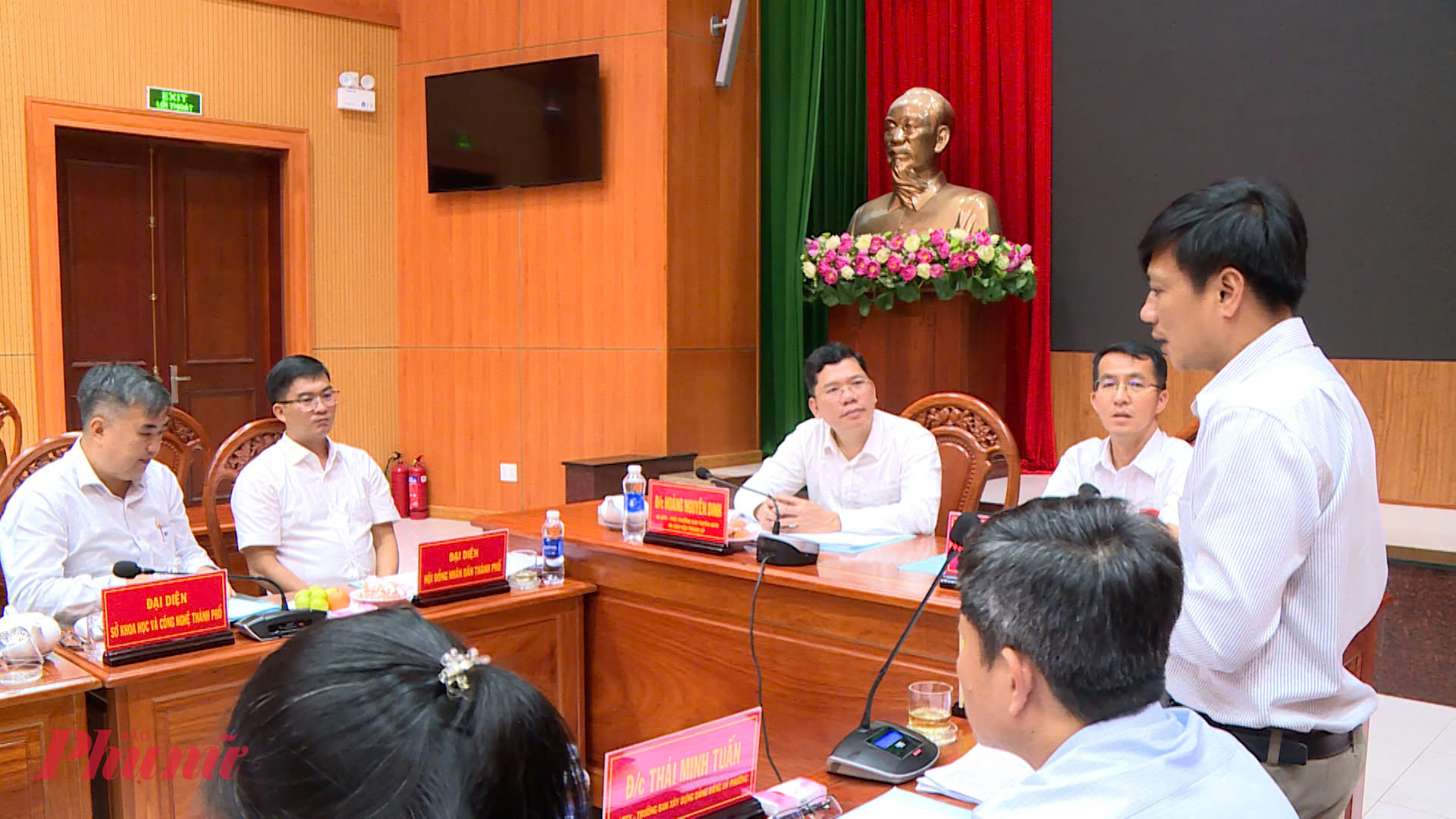 Các đại biểu tham gia phát biểu tại buổi làm việc của Ban Tuyên giáo và Dân vận Thành ủy TPHCM tại phường Bà Rịa - Ảnh: Bích Liên 