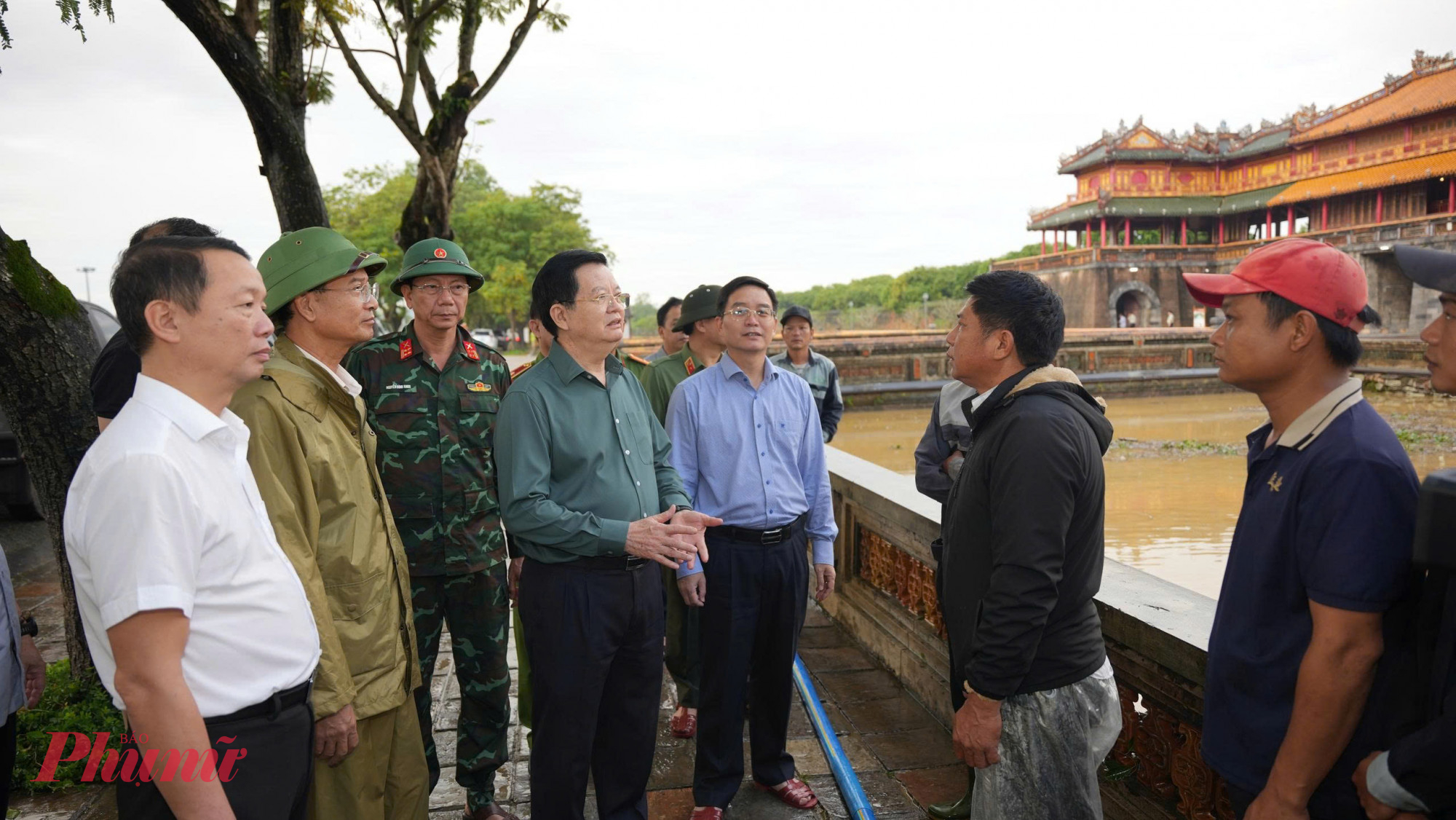 Phó Thủ tướng Chính phủ Mai Văn Chính  kiểm tra công tác khắc phục hậu quả lũ lụt tại Đại Nội Huế