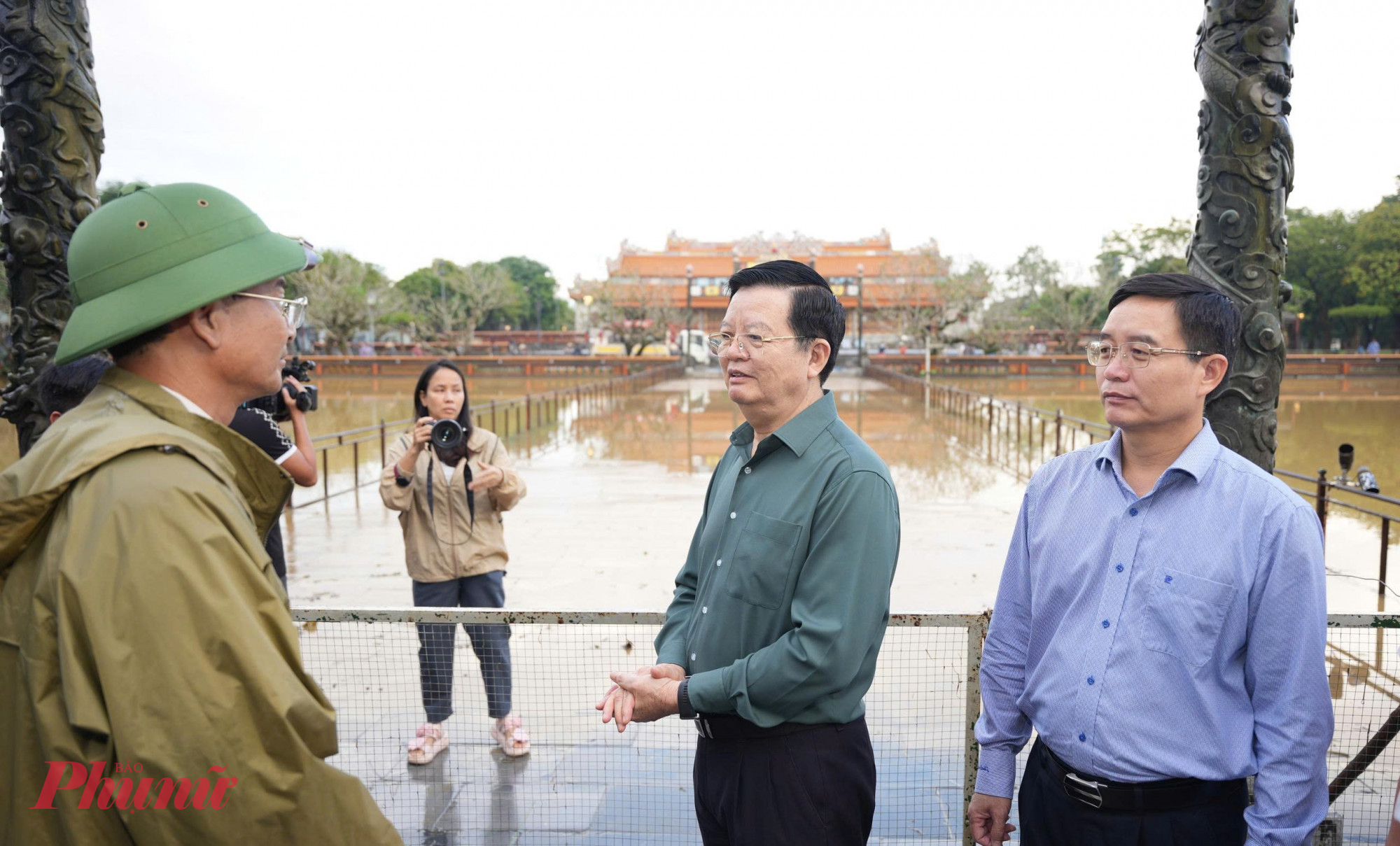 Phó Thủ tướng Mai Văn Chính  động viên cán bộ Trung tâm Bảo tồn Di tích cố đô Huế