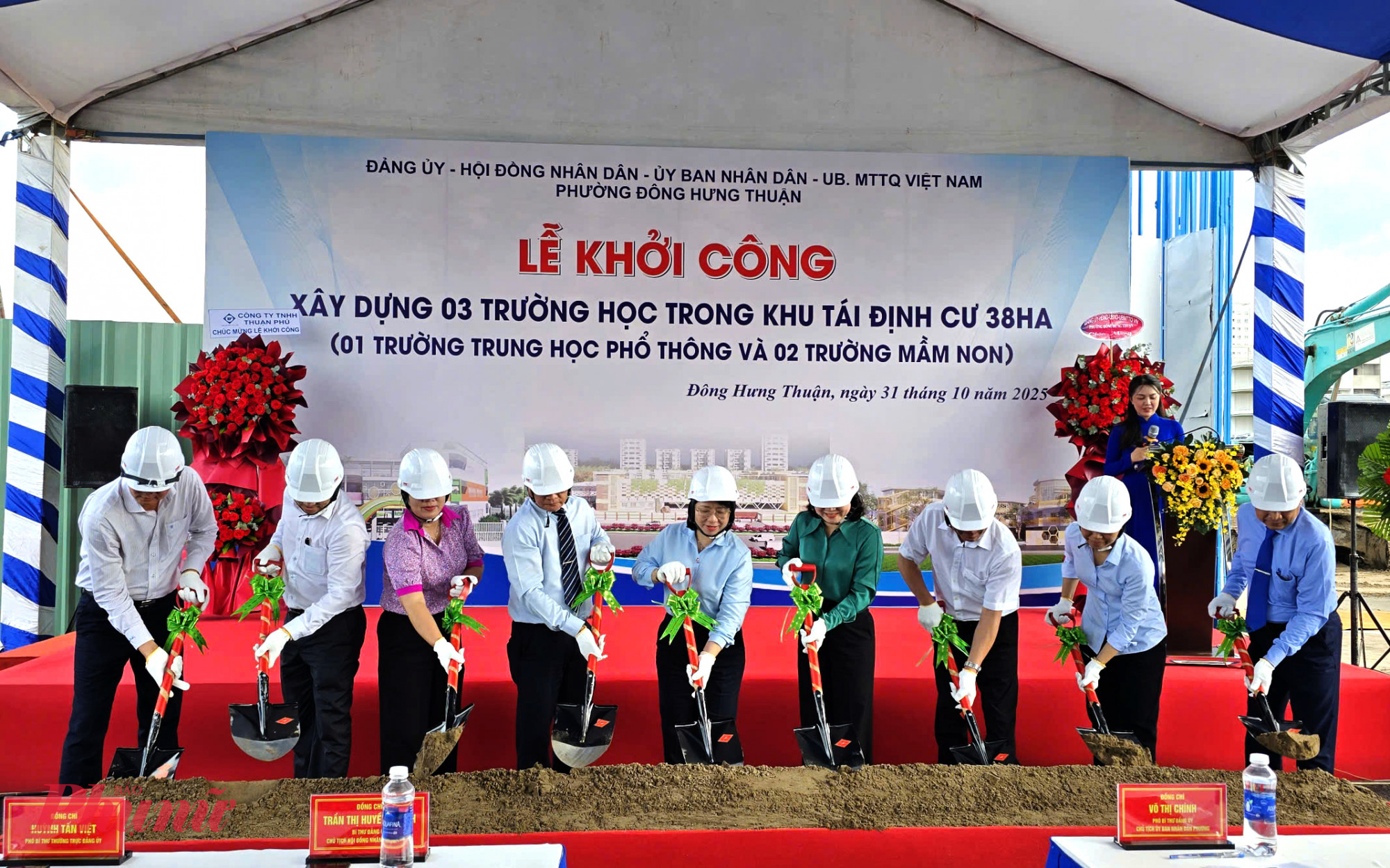 Các đại biểu thực hiện thực hiện nghi thức động thổ khởi công công trình.