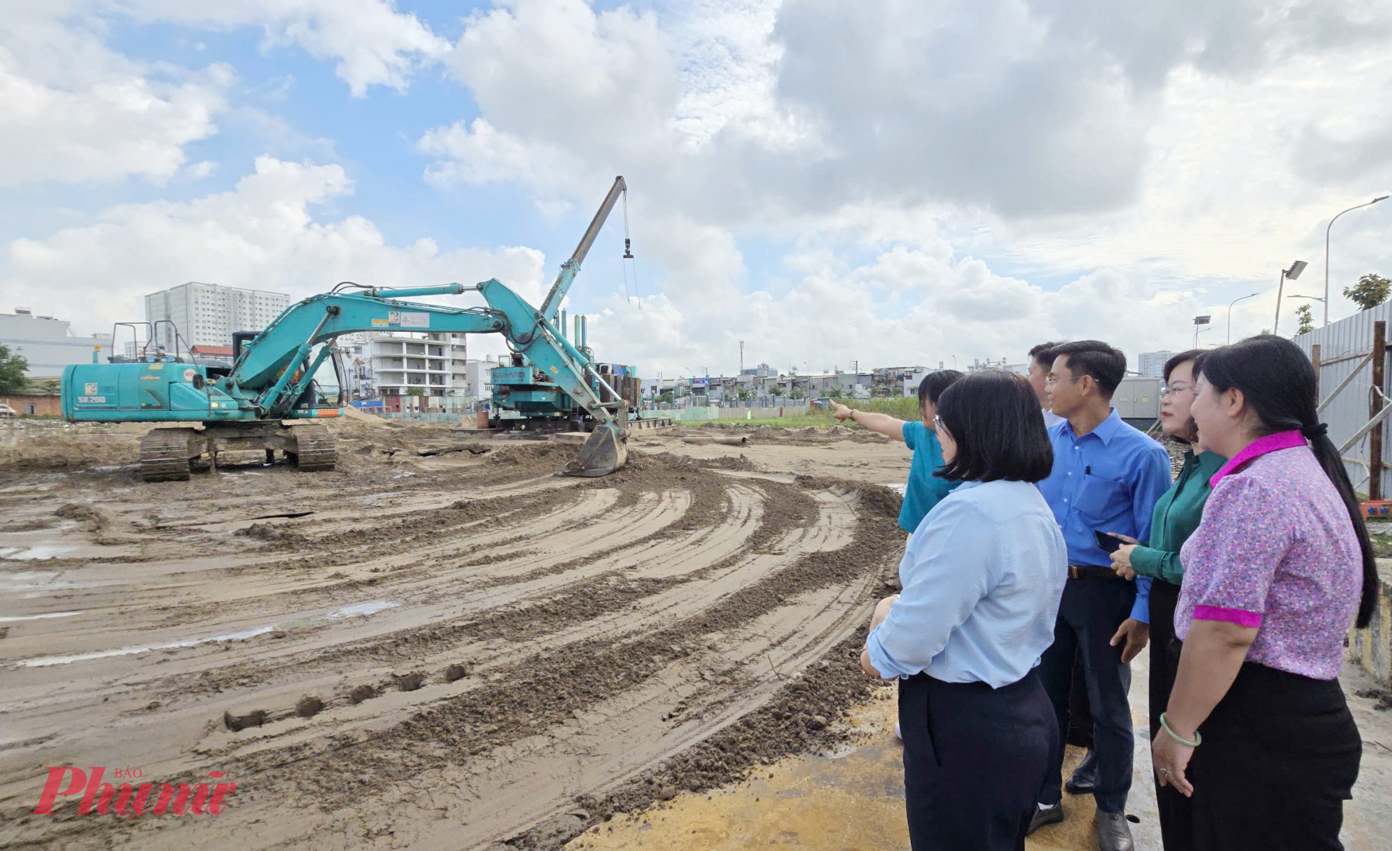 Lãnh đạo phường Đông Hưng Thuận và Chủ đầu tư quan sát các đơn vị thi công trình