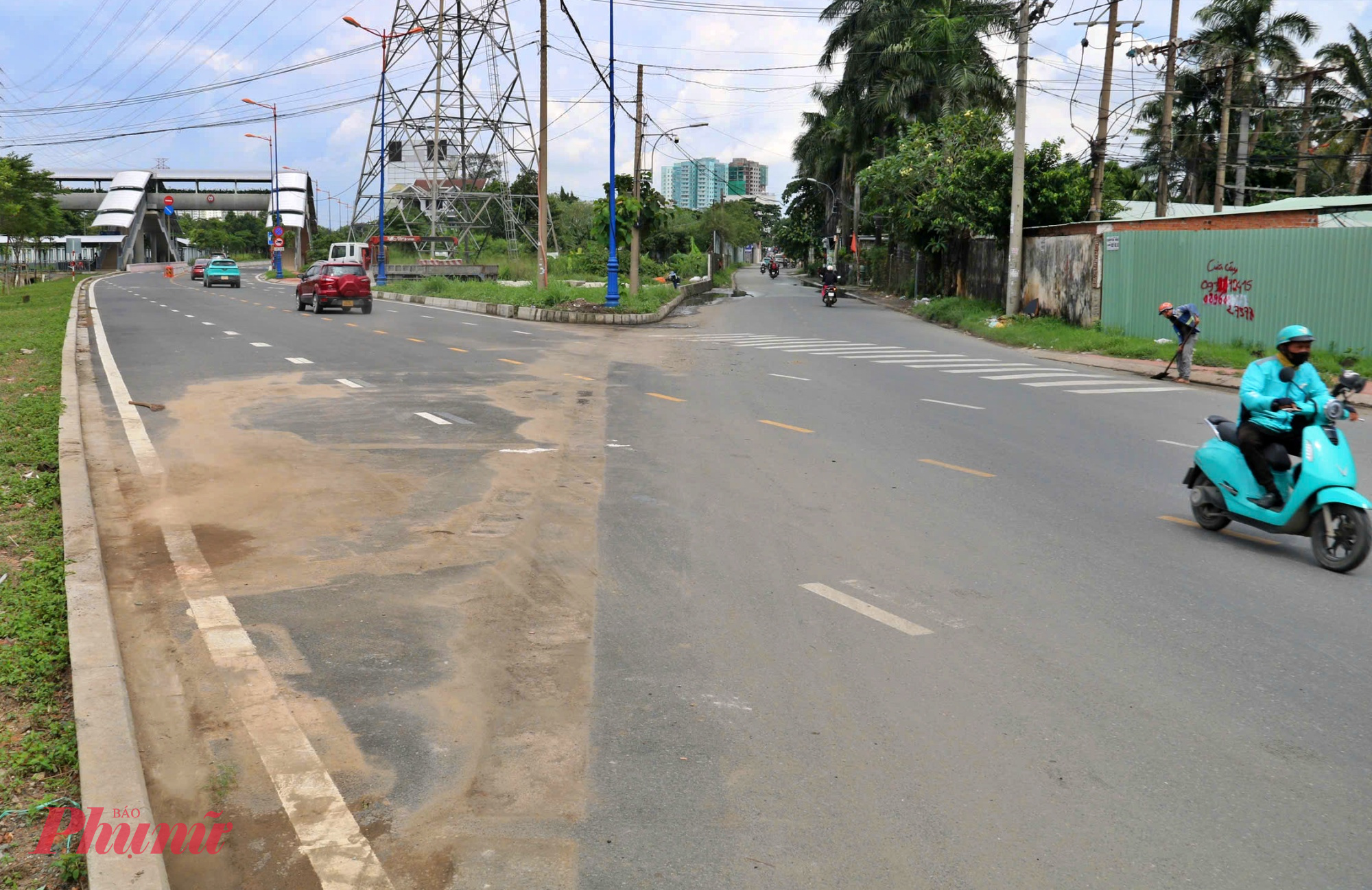 Giải phân cách chặn đầu đường song hành đã được di dời - Ảnh: Tứ Quý