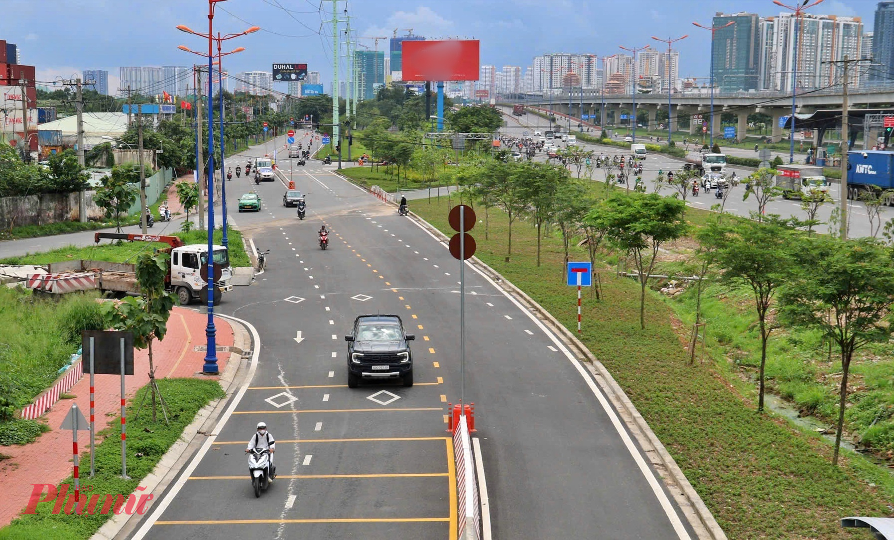 Xe lưu thông nhiều hơn vào đường song hành Võ Nguyên Giáp khi không còn bị chặn - Ảnh: TQ 