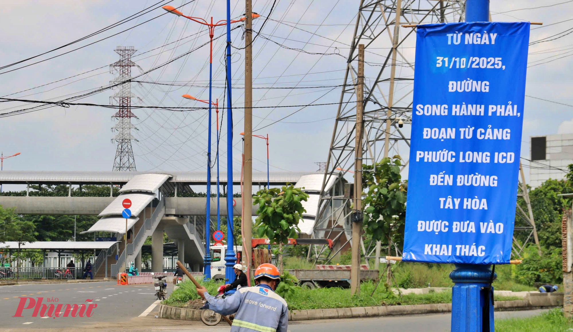 Băng rôn thông báo được lắp đặt đầu giao lộ song hành Võ Nguyên Giáp - Nam Hòa để phương tiện nhận biết - Ảnh: Tứ Quý