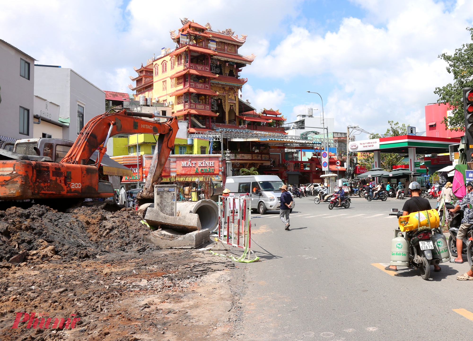 Những ngày cuối tháng 10/2025, căn nhà cuối cùng bị ảnh hưởng trong dự án mở rộng đường Chu Văn An, phường Bình Thạnh, TPHCM được giải tỏa, đơn vị thi công đang đẩy nhanh tiến độ để hoàn thành theo kế hoạch. 