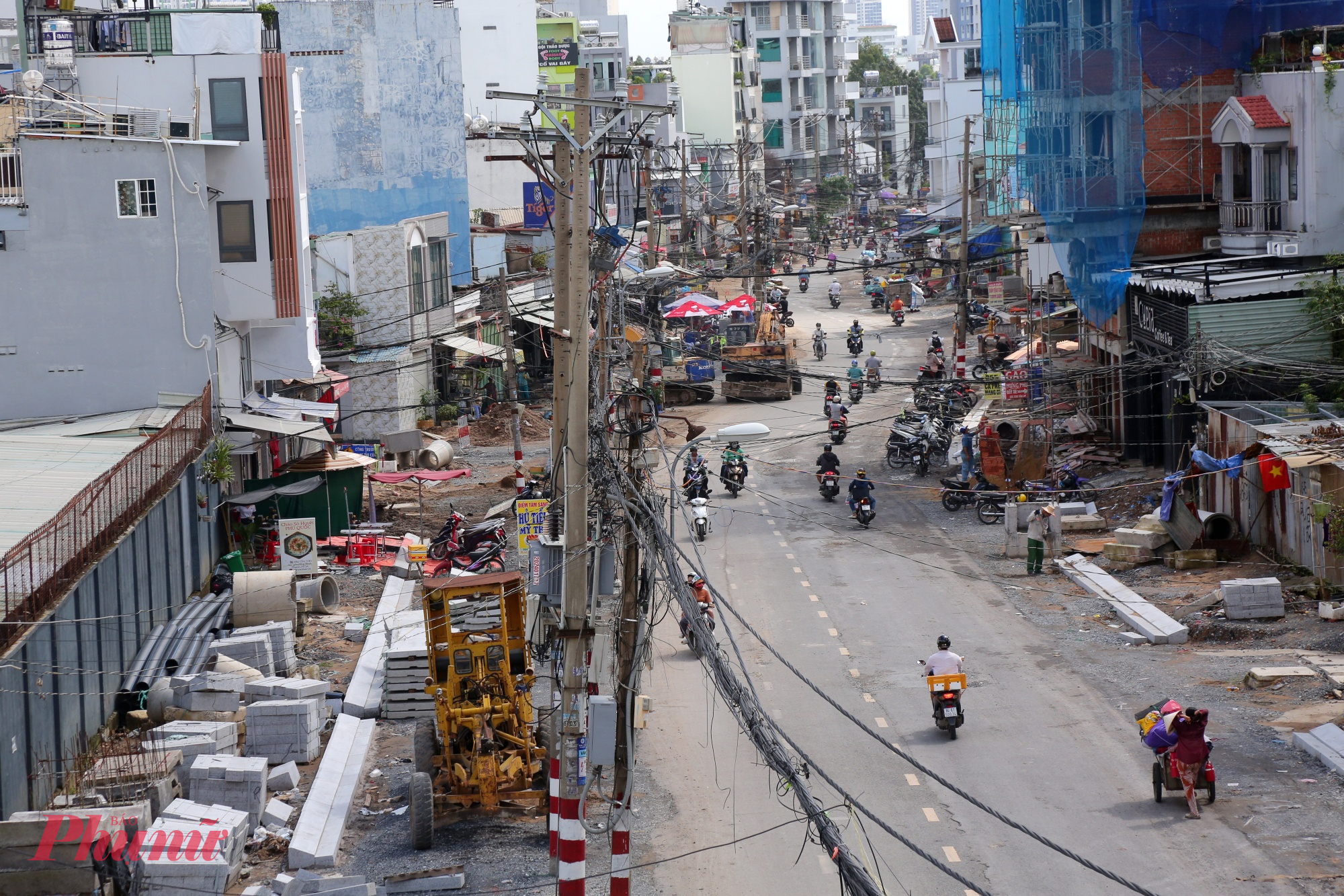 Tuyến đường cơ bản đã hoàn thành mở rộng nhưng vẫn còn ngổn ngang, gây ảnh hưởng không nhỏ đến cuộc sống người dân khu vực này. Đặc biệt là hàng trụ điện, hệ thống dây điện chằng chịt như mạng nhện lòng thòng, sà xuống mặt đường gây nguy hiểm cho người dân hai bên và xe lưu thông. 