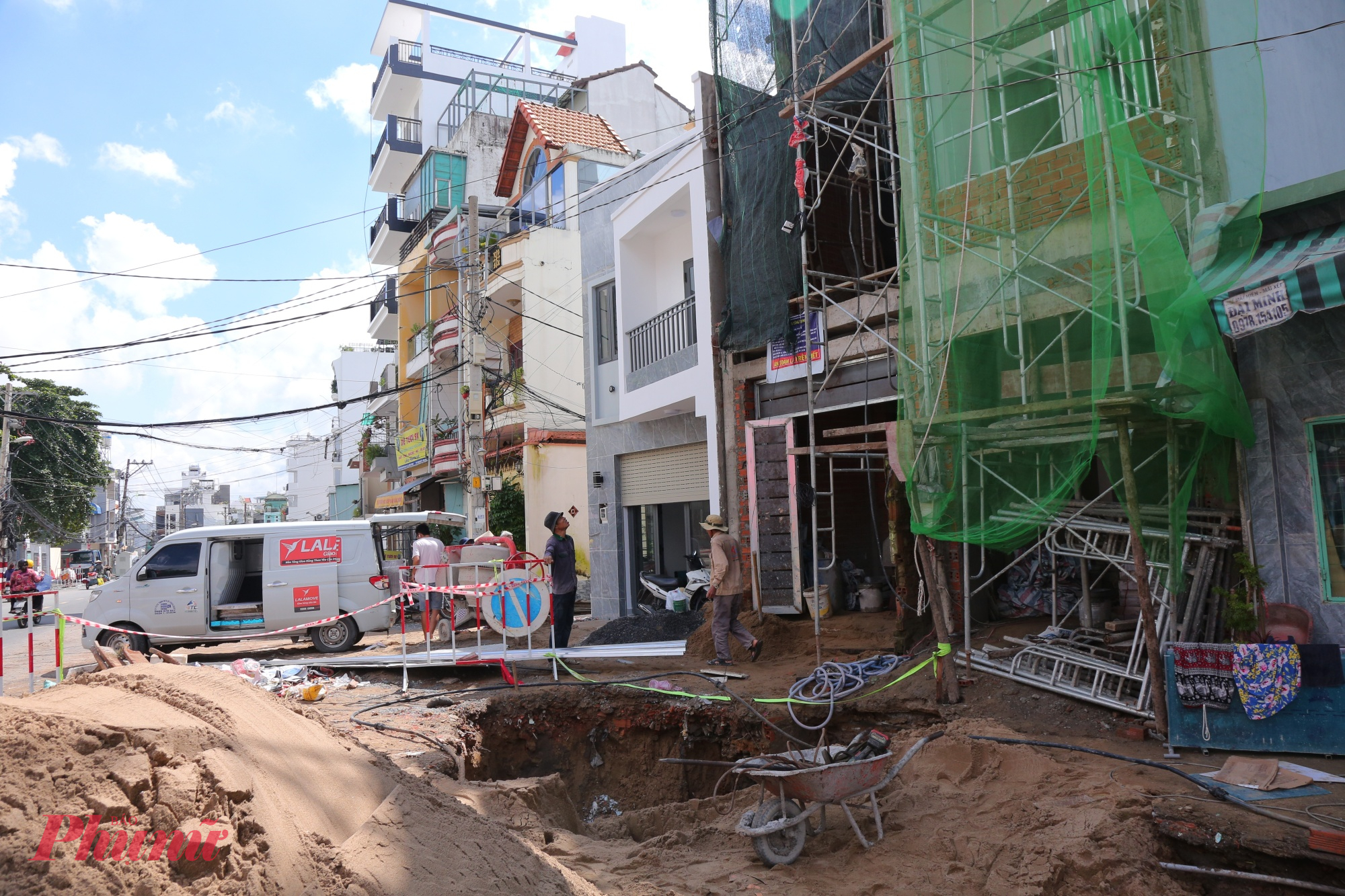 Hiện chủ đầu tư đã kiến nghị Sở Xây dựng TPHCM chủ trì tổ chức cuộc họp với các bên liên quan và Công ty Điện lực Gia Định để thống nhất phương án di dời để dự án.