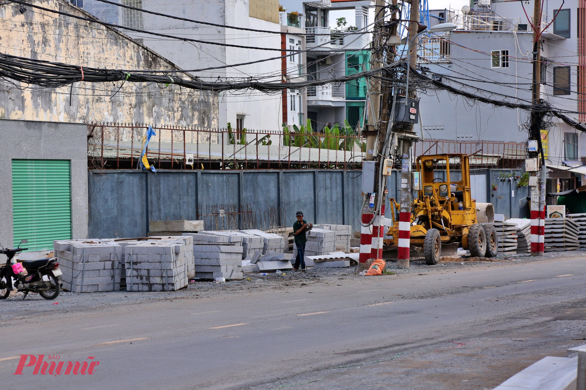 Trước đó, ngày 20/9, đơn vị quản lý hàng trụ điện là Công ty điện lực Gia Định đã đề nghị Ban Quản lý dự án đầu tư xây dựng khu vực quận Bình Thạnh (chủ đầu tư dự án mở rộng đường Chu Văn An) thực hiện phương án di dời tái lập, sau khi hoàn thành bàn giao lại cho đơn vị quản lý. 