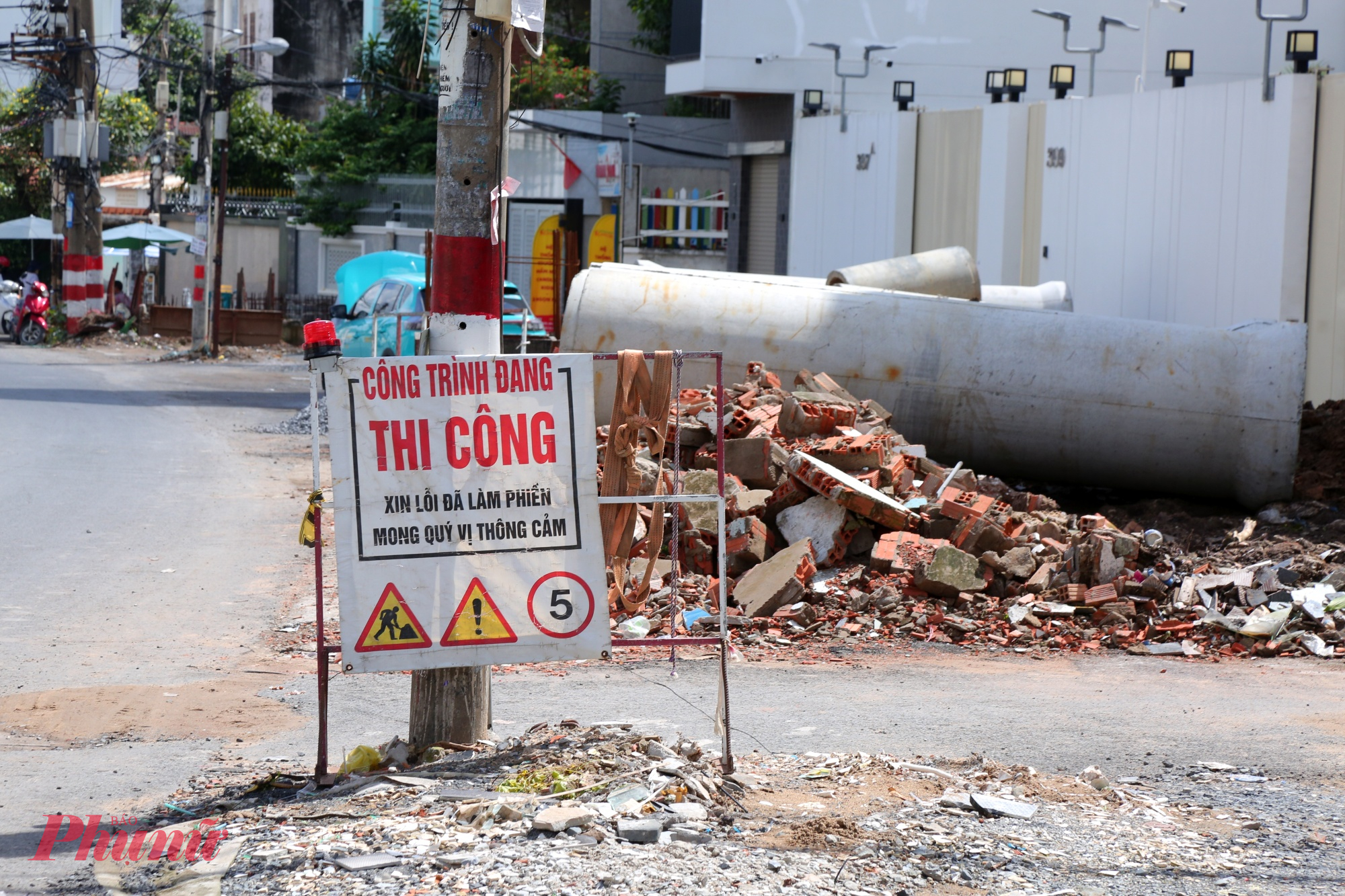 Bà Phan Thị Thanh (một tiểu thương ven đường) - cho biết, dù công trình đang dần hoàn thiện, song cảnh xe máy suýt va vào trụ điện diễn ra hàng ngày: “Nhiều người chạy nhanh, nhất là ban đêm hoặc trời mưa, không để ý là đụng liền. Cột điện nằm giữa đường trông vừa mất mỹ quan vừa nguy hiểm”