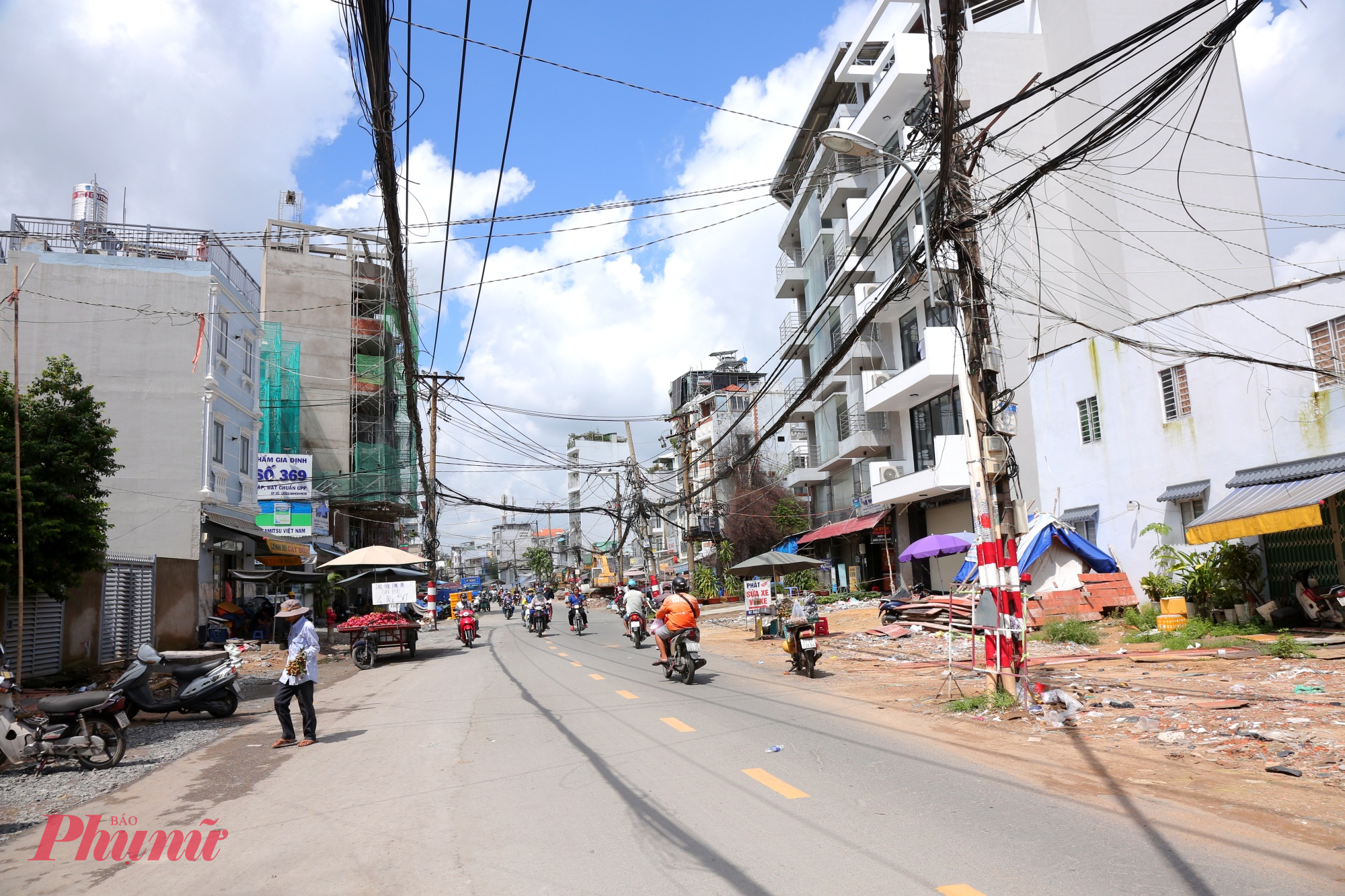  “Đường hoàn thành mở rộng thì ai cũng mừng, thoáng hơn nhưng giờ trụ điện vẫn nằm giữa đường thế này thì nguy hiểm lắm. Ban đêm ánh sáng yếu, chỉ cần lơ là là có thể tông vào trụ. Chúng tôi mong điện lực sớm di dời cho an toàn”, chị Trân Quỳnh (phường Bình Thạnh) chia sẻ. 