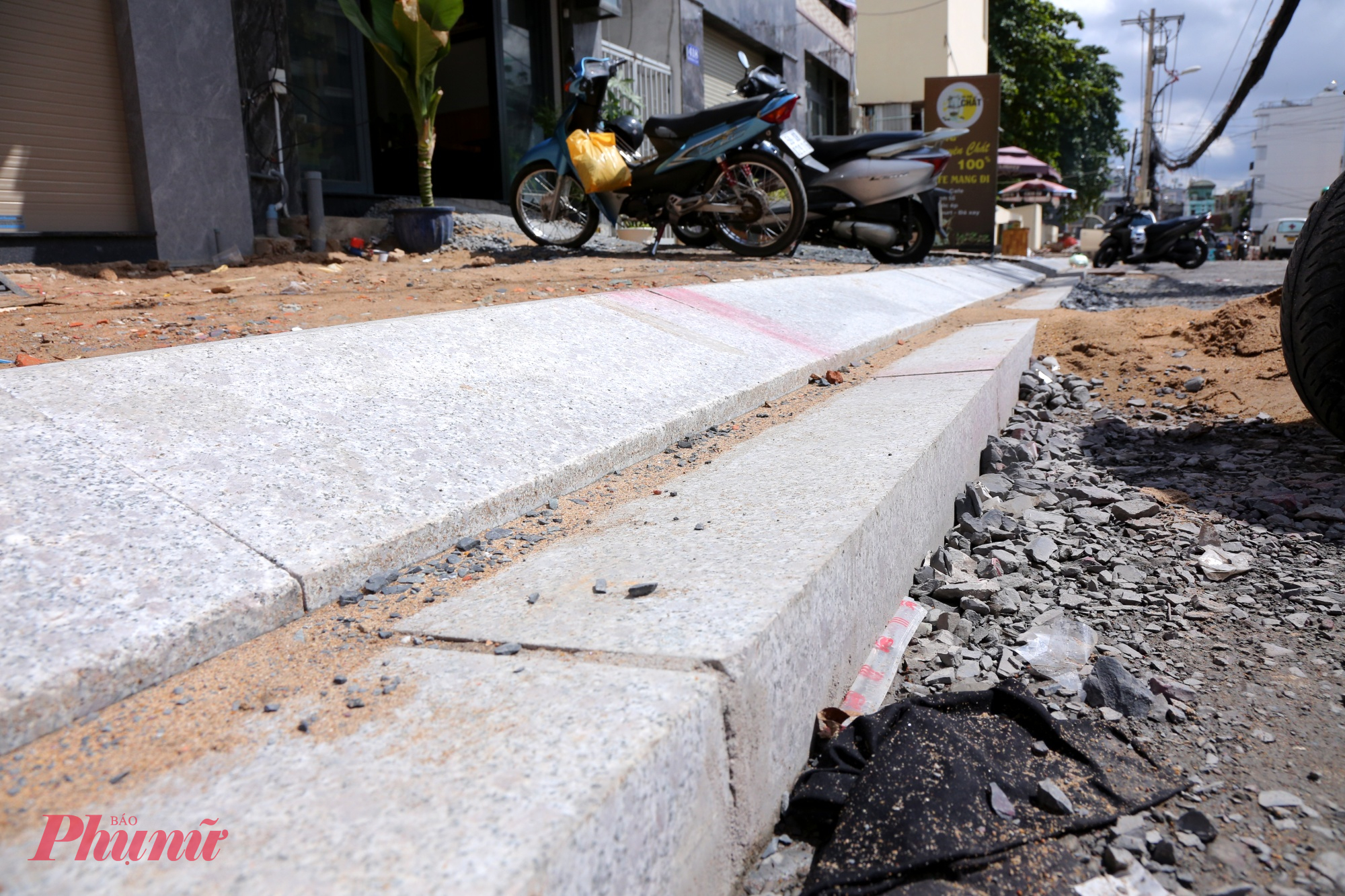 Hiện công trình đang thi công vỉa hè hai bên và chuẩn bị hoàn tất hạng mục cuối cùng của hệ thống thoát nước. Sau đó, nhà thầu sẽ triển khai trải thảm nhựa mặt đường, lắp đặt dải phân cách và kẻ sơn vạch đường.