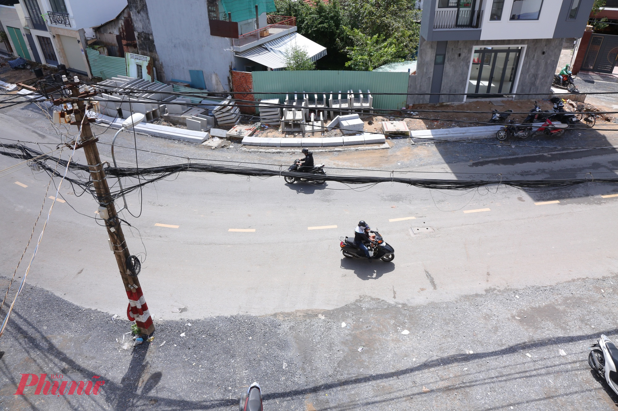 Tuy nhiên, khó khăn lớn nhất hiện nay là hệ thống trụ điện vẫn chưa được di dời, nhiều trụ nằm trong phạm vi lòng đường sau khi mở rộng, tiềm ẩn nguy cơ mất an toàn giao thông. Trước mắt chủ đầu tư đã tạm thời sơn phản quang các trụ điện để người dân dễ nhận diện, tránh chướng ngại vật. 